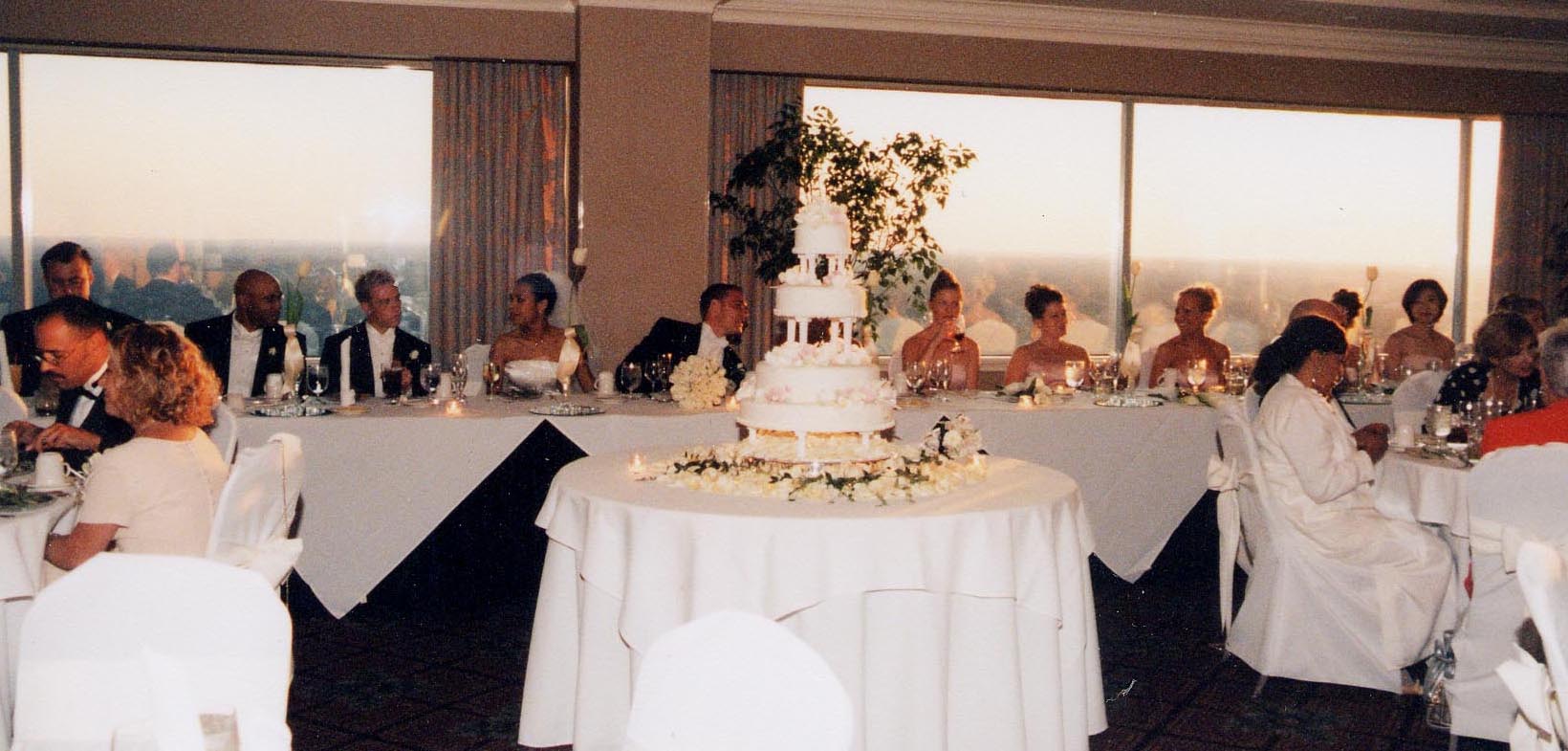 A wedding cake; Actual size=180 pixels wide